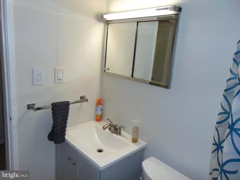 Bath - 909 Oak St, Frederick, MD 21703 photo 2 of 3