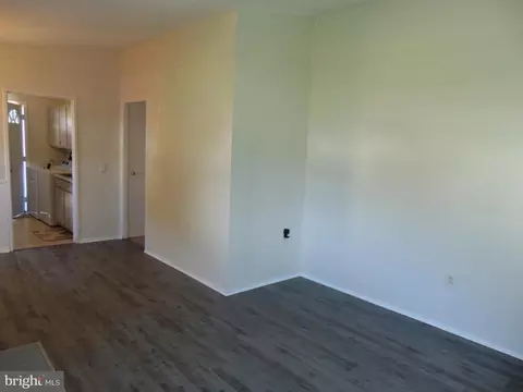 Living - 909 Oak St, Frederick, MD 21703 photo 2 of 5