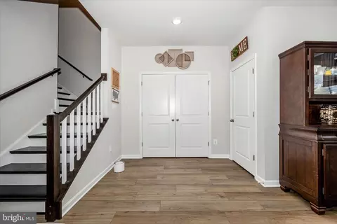 Entry Way - 2010 Alice Ct, Frederick, MD 21702 photo 11 of 15