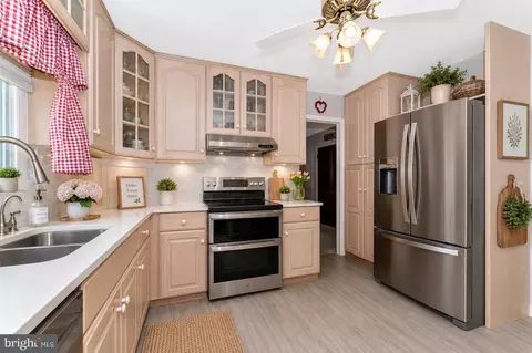 Kitchen - 6213 White Oak Dr, Frederick, MD 21701 photo 2 of 3