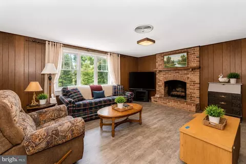 Living - 6213 White Oak Dr, Frederick, MD 21701 photo 3 of 3