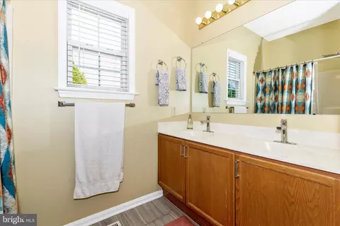 Bath - 105 Crossing Pointe Ct, Frederick, MD 21702 photo 1 of 4