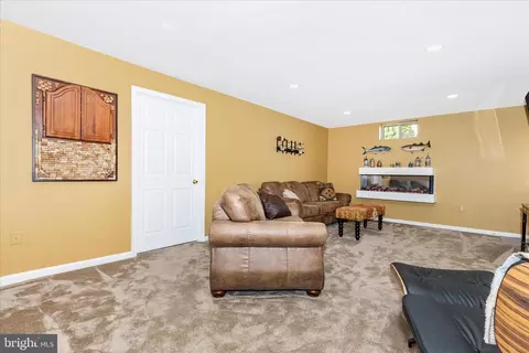 Living - 105 Crossing Pointe Ct, Frederick, MD 21702 photo 3 of 3
