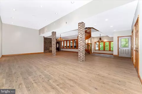 Living - 5019 Old Swimming Pool Rd, Frederick, MD 21703 photo 11 of 15