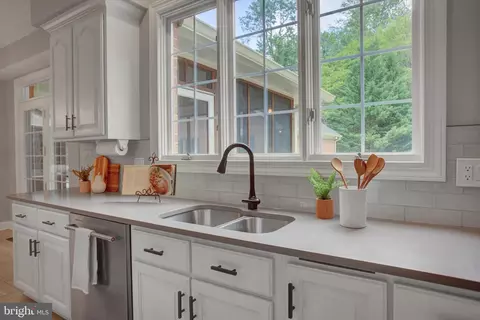 Kitchen - 6618 Nahal Dr, Frederick, MD 21702 photo 8 of 8