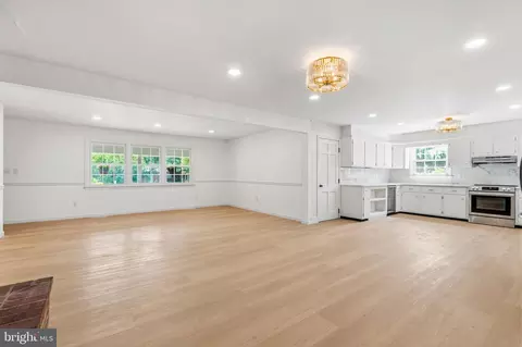 Living - 6783 Sunnybrook Dr, Frederick, MD 21702 photo 6 of 7