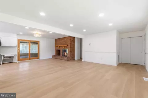 Living - 6783 Sunnybrook Dr, Frederick, MD 21702 photo 2 of 7
