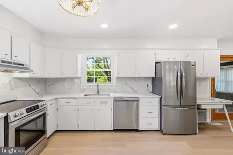 Kitchen - 6783 Sunnybrook Dr, Frederick, MD 21702 photo 3 of 4