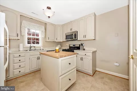 Kitchen - 803 Dunbrooke Ct, Frederick, MD 21701 photo 2 of 4