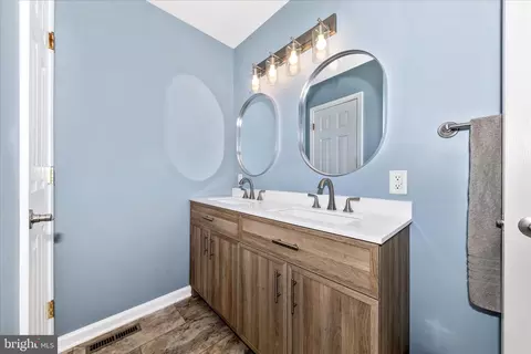 Bath - 306 E D St, Brunswick, MD 21716 photo 3 of 4