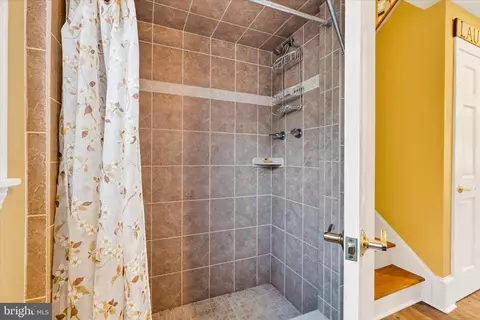 Bath - 2 Lombardy Dr, Middletown, MD 21769 photo 3 of 3