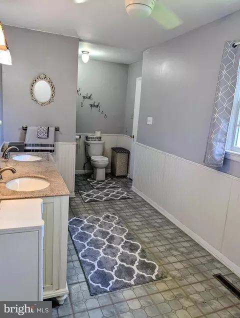 Bath - 8111 Overlook Ct, Frederick, MD 21702 photo 1 of 2