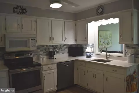 Kitchen - 8111 Overlook Ct, Frederick, MD 21702 photo 2 of 2
