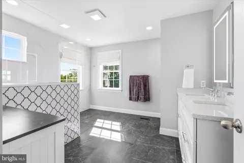 Bath - 2258 W Greenleaf Dr, Frederick, MD 21702 photo 2 of 4