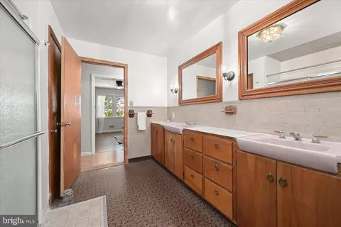 Bath - 9915 Masser Rd, Frederick, MD 21702 photo 3 of 3