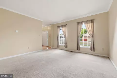 Living - 100 Crossing Pointe Ct, Frederick, MD 21702 photo 6 of 6