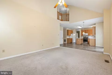 Living - 100 Crossing Pointe Ct, Frederick, MD 21702 photo 4 of 6
