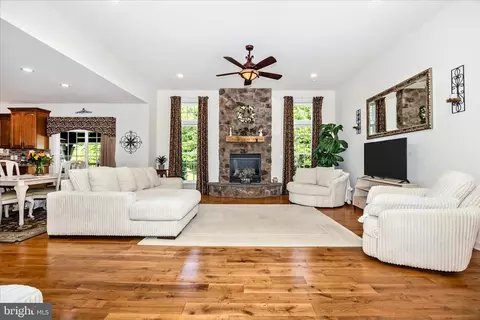 Living - 7145 Linganore Rd, Frederick, MD 21701 photo 2 of 2