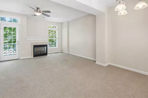 Living - 570 Eisenhower Dr, Frederick, MD 21703 photo 4 of 4