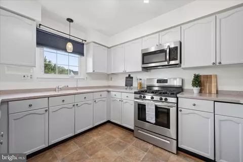Kitchen - 7115 Collinsworth Pl, Frederick, MD 21703 photo 3 of 5