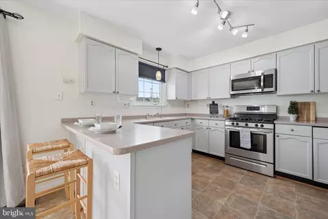 Kitchen - 7115 Collinsworth Pl, Frederick, MD 21703 photo 2 of 5
