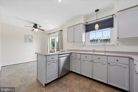Kitchen - 7115 Collinsworth Pl, Frederick, MD 21703 photo 4 of 5