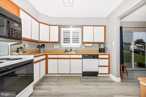 Kitchen - 5686 Crabapple Dr, Frederick, MD 21703 photo 6 of 6