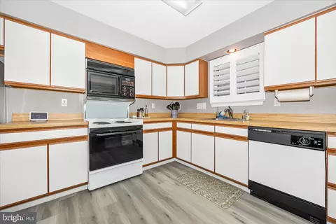 Kitchen - 5686 Crabapple Dr, Frederick, MD 21703 photo 4 of 6