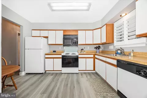 Kitchen - 5686 Crabapple Dr, Frederick, MD 21703 photo 2 of 6