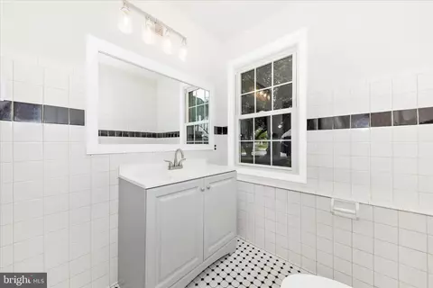 Bath - 176 Stoneybrook Ct, Frederick, MD 21702 photo 2 of 3
