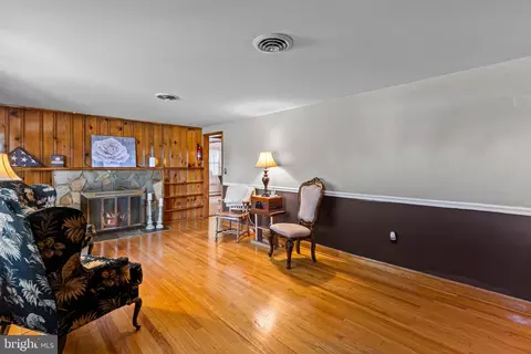 Living - 8214 Pembrook Ct, Frederick, MD 21704 photo 2 of 3