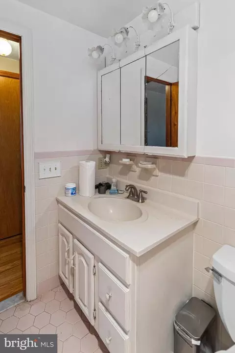 Bath - 8214 Pembrook Ct, Frederick, MD 21704 photo 2 of 4