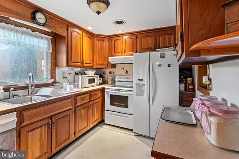 Kitchen - 8214 Pembrook Ct, Frederick, MD 21704 photo 3 of 3