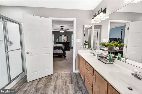Bath - 9060 Major Smith Ln, Frederick, MD 21704 photo 3 of 4