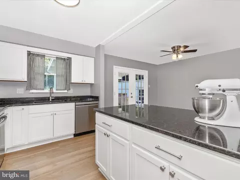 Kitchen - 7291 Beechtree Ln, Middletown, MD 21769 photo 6 of 7
