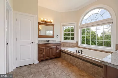 Bath - 7147 Linganore Rd, Frederick, MD 21701 photo 2 of 3