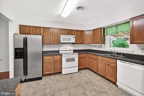 Kitchen - 5790 Box Elder Ct, Frederick, MD 21703 photo 2 of 5