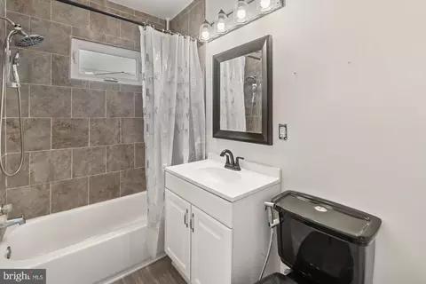 Bath - 607 Grant Pl, Frederick, MD 21702 photo 1 of 2