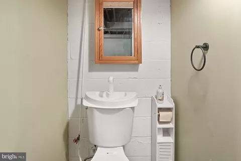 Bath - 607 Grant Pl, Frederick, MD 21702 photo 2 of 2