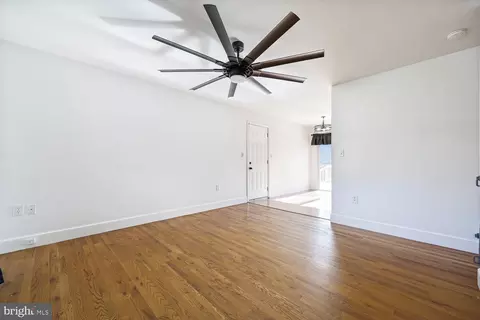 Living - 7993 Pleasant Ct, Frederick, MD 21701 photo 2 of 5