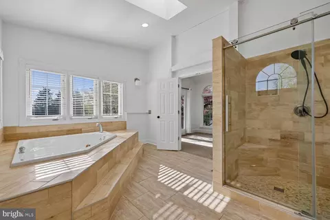 Bath - 7993 Pleasant Ct, Frederick, MD 21701 photo 2 of 6