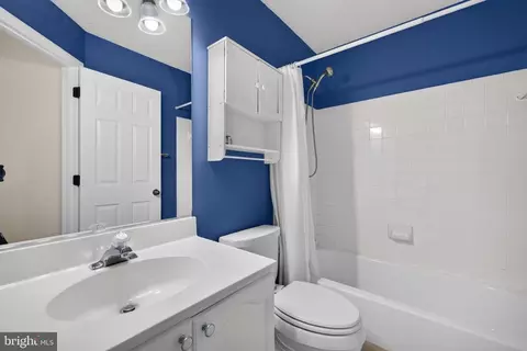 Bath - 7135 Collinsworth Pl, Frederick, MD 21703 photo 2 of 3