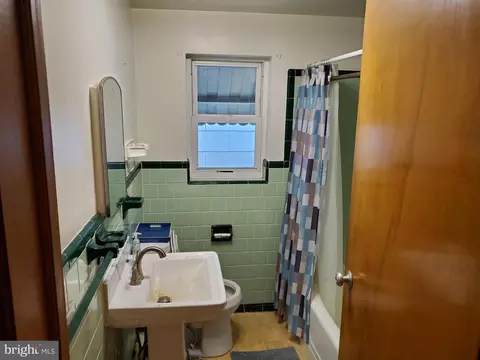 Bath - 33 E Main St, Middletown, MD 21769 photo 2 of 2