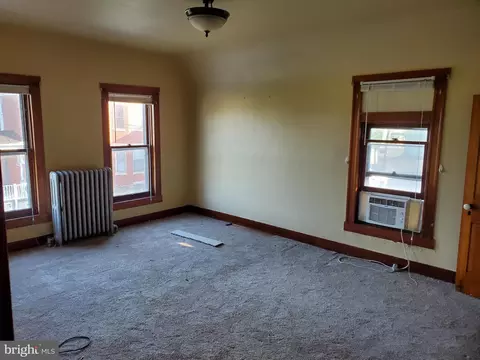 Living - 33 E Main St, Middletown, MD 21769 photo 3 of 6