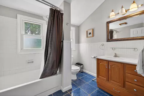 Bath - 1002 Wilson Pl, Frederick, MD 21702 photo 2 of 3
