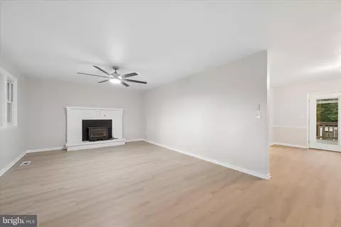 Living - 7052 Linganore Rd, Frederick, MD 21701 photo 5 of 8