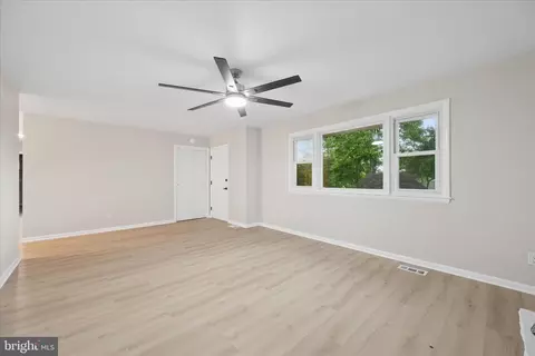 Living - 7052 Linganore Rd, Frederick, MD 21701 photo 7 of 8