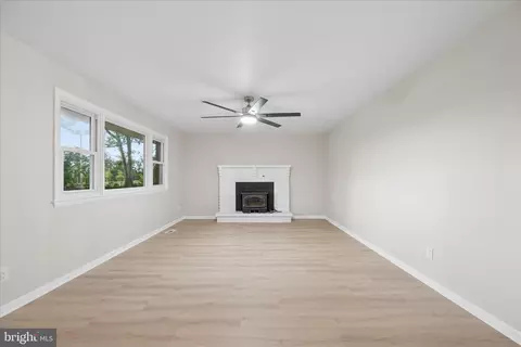 Living - 7052 Linganore Rd, Frederick, MD 21701 photo 4 of 8