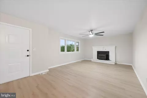 Living - 7052 Linganore Rd, Frederick, MD 21701 photo 2 of 8