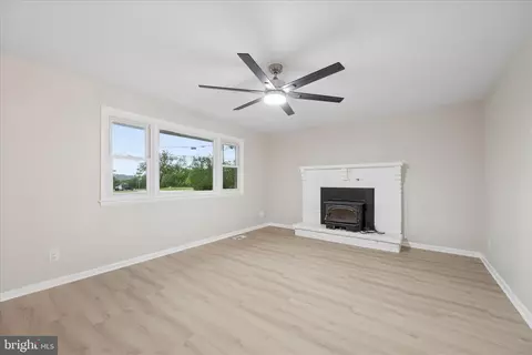 Living - 7052 Linganore Rd, Frederick, MD 21701 photo 3 of 8